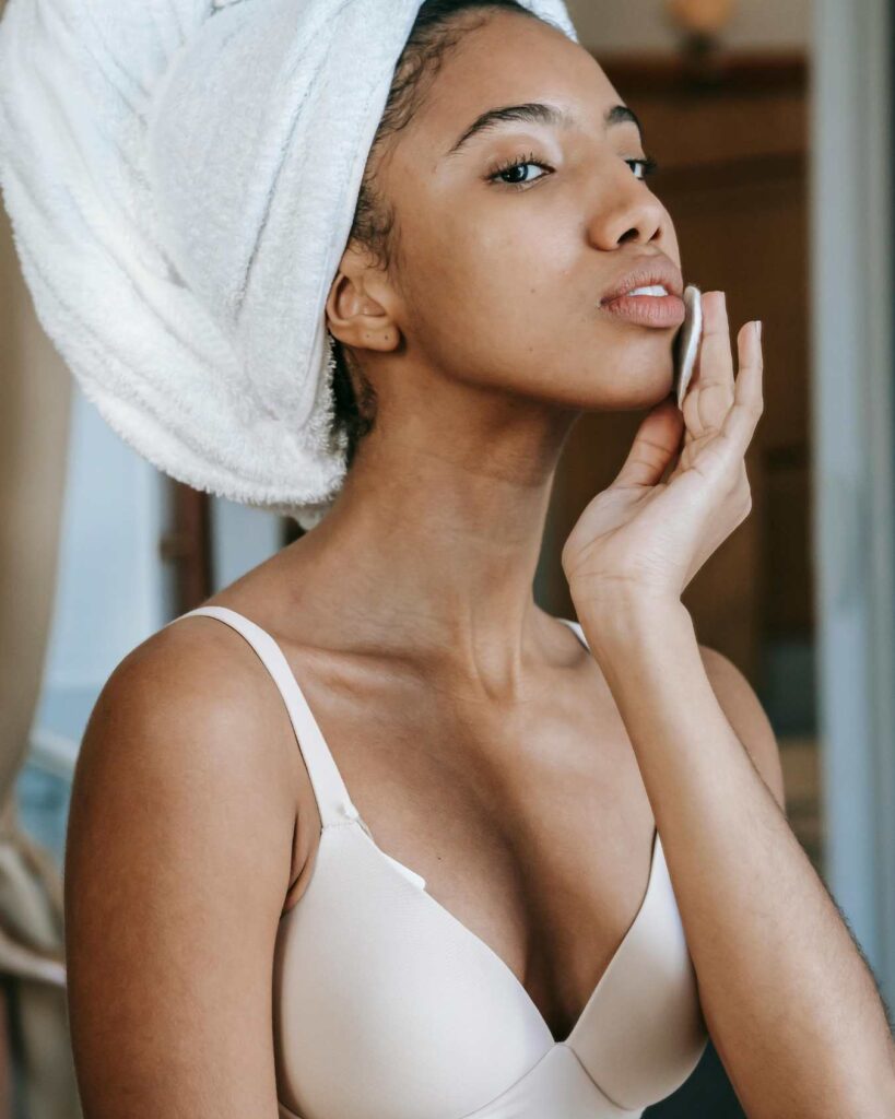 Mujer cuidando su rostro