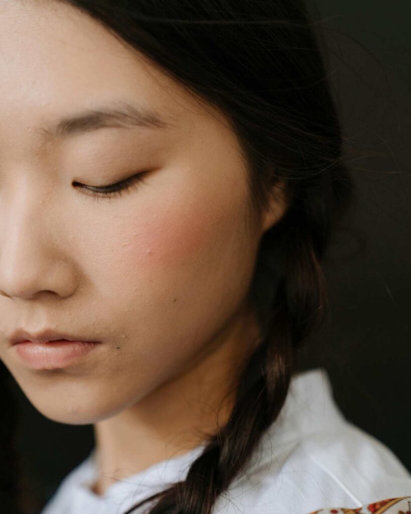 Mujer con poco blush