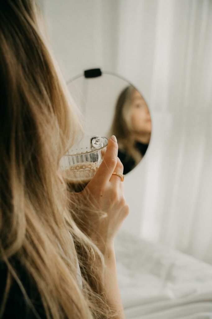 Mujer viéndose al espejo