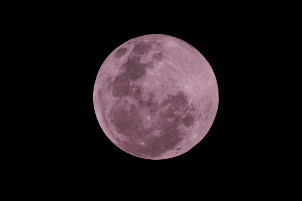 Luna de Fresa 2025: Origen, efectos y rituales poderosos