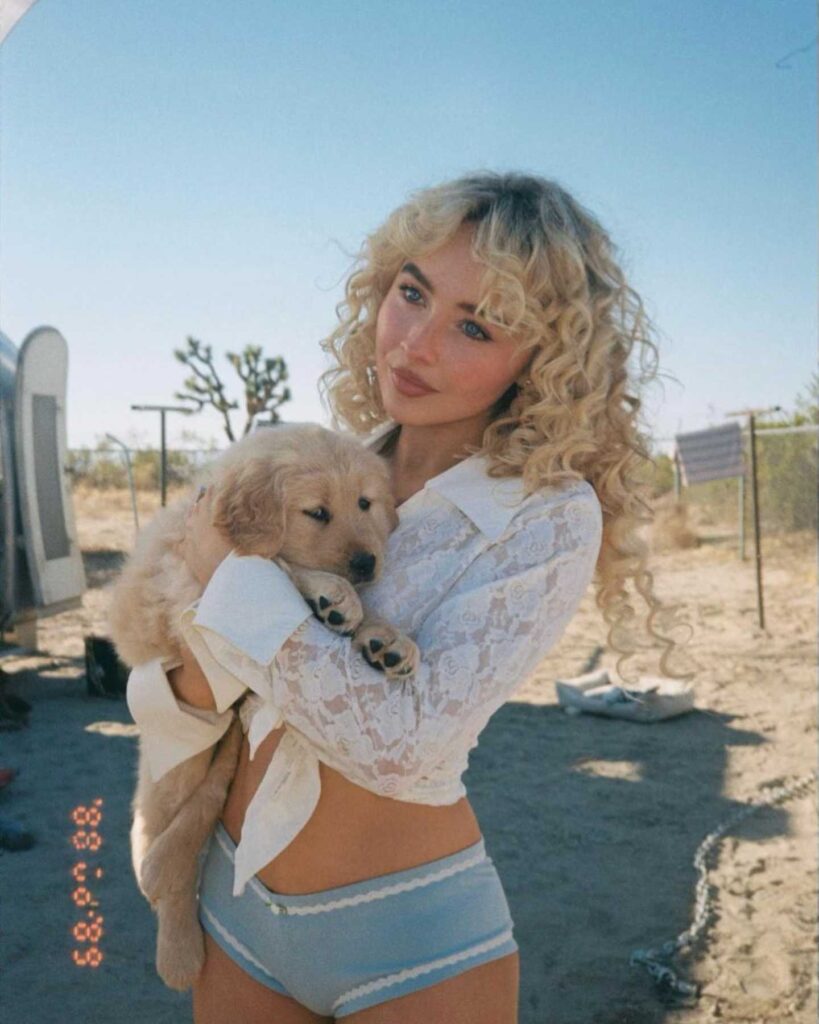 Sabrina Carpenter con su perrito