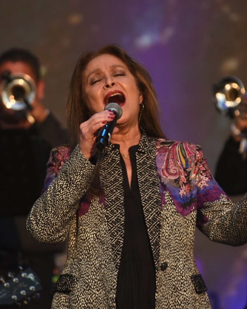 Daneila Romo cantando