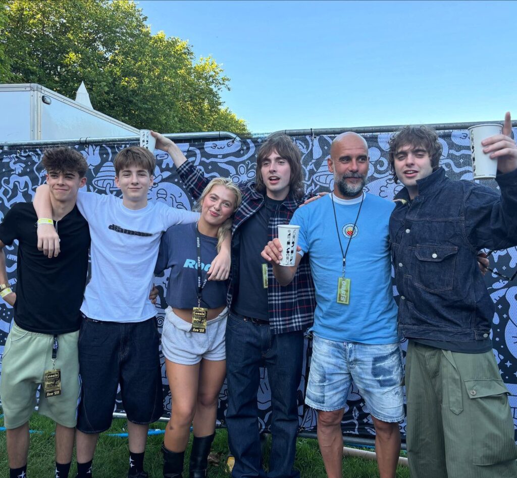 Donovan, Sonny, Anaïs, Gene y Lennon Gallagher, y Pep Guardiola