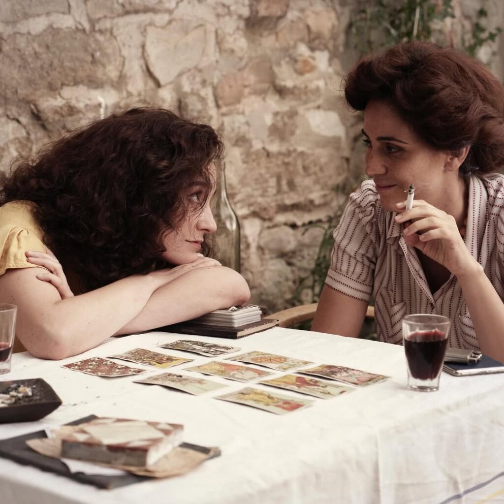 Olivia Vinall y Cassandra Ciangherotti 