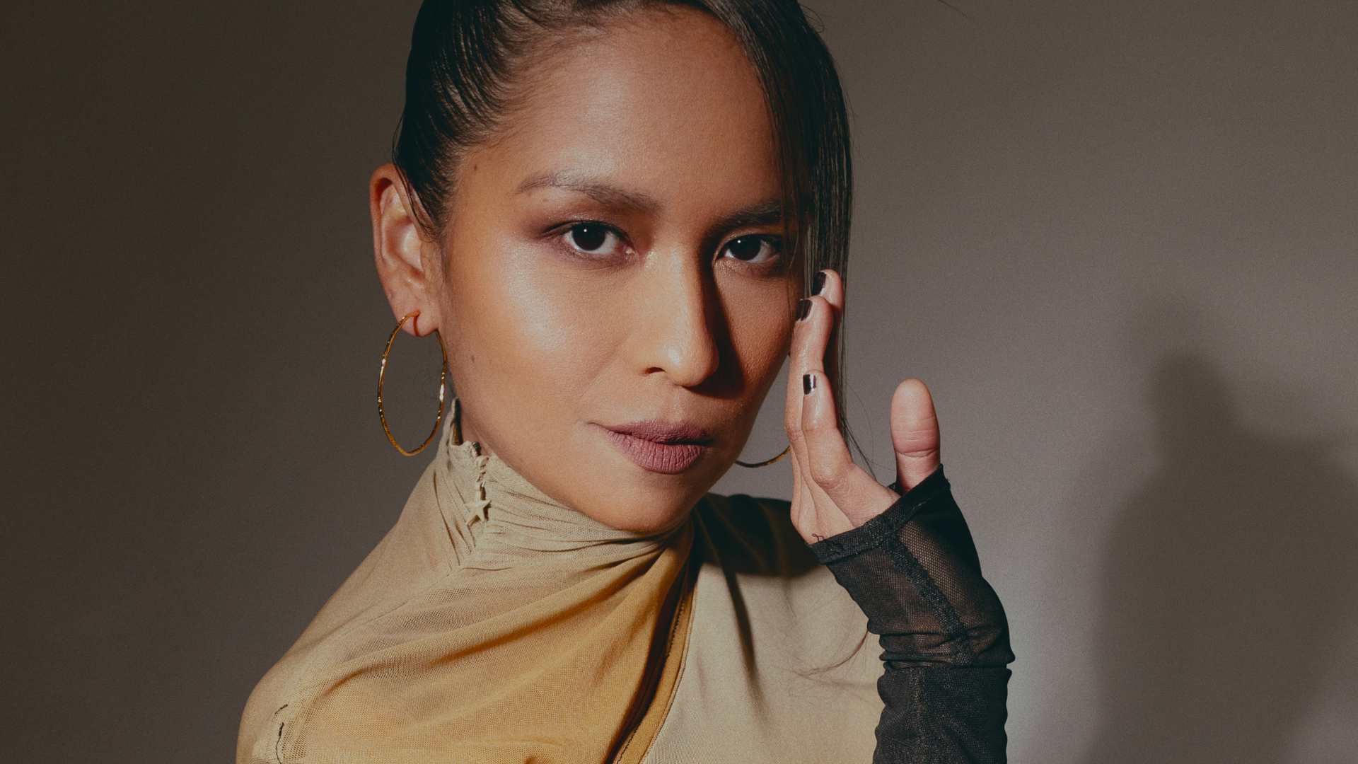 Gabriela Cartol brilla en Cada Minuto Cuenta y Women Wearing Shoulder Pads