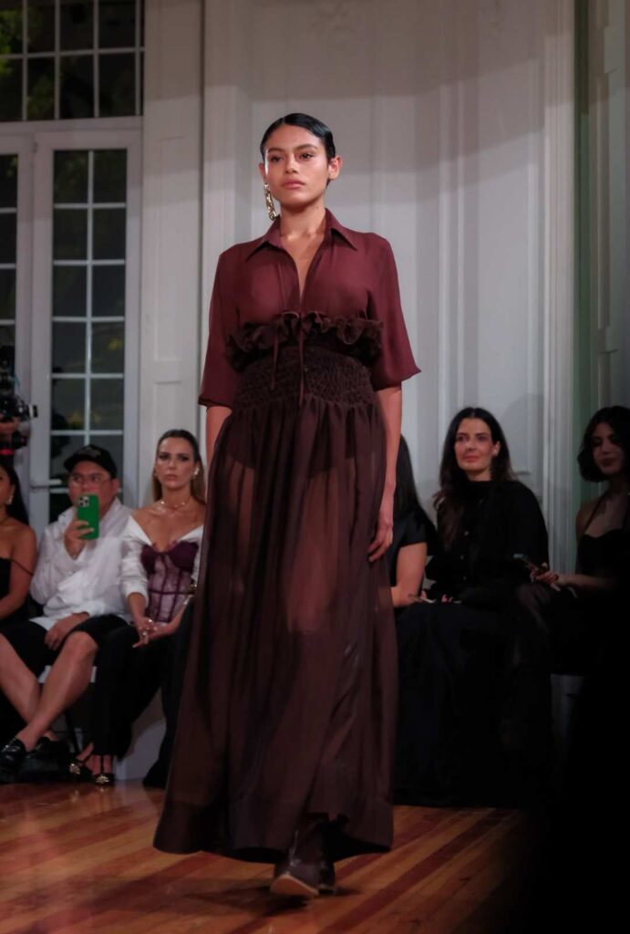 Ropa de Neithan Herbert para Raíz sin Tierra