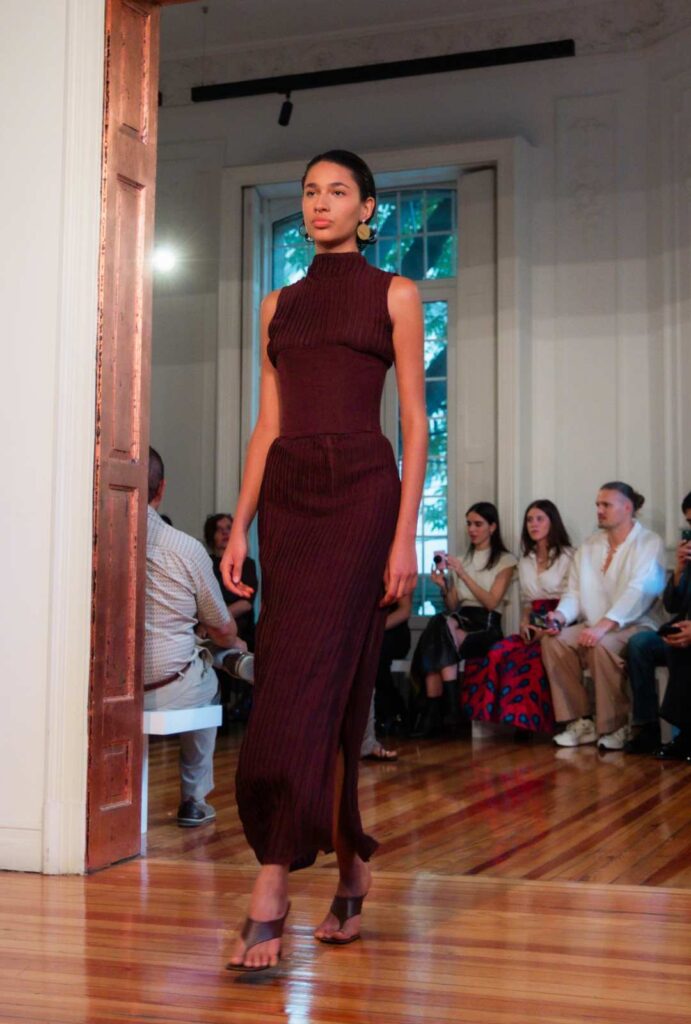 Ropa de Neithan Herbert para Raíz sin Tierra