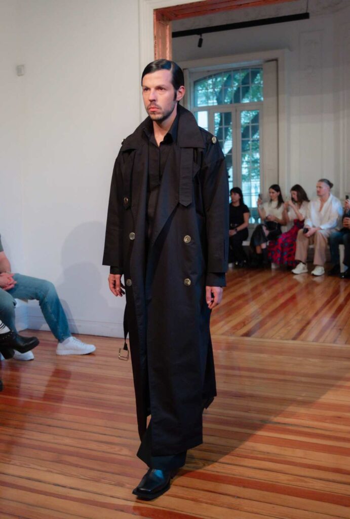 Ropa de Neithan Herbert para Raíz sin Tierra