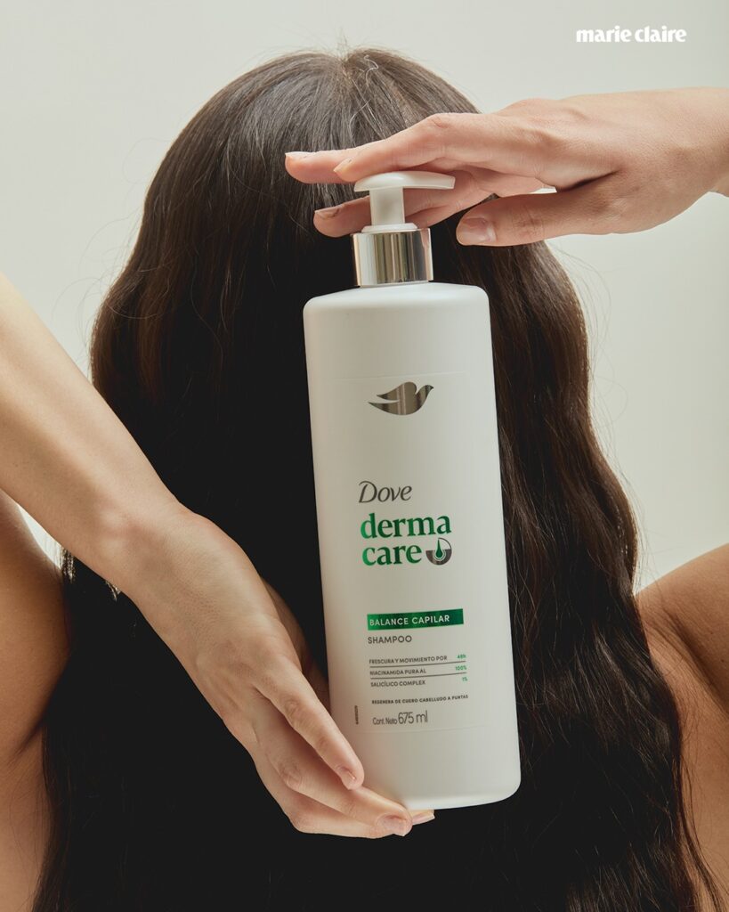 Andrea Leos con Dove Derma Care Balance Capilar