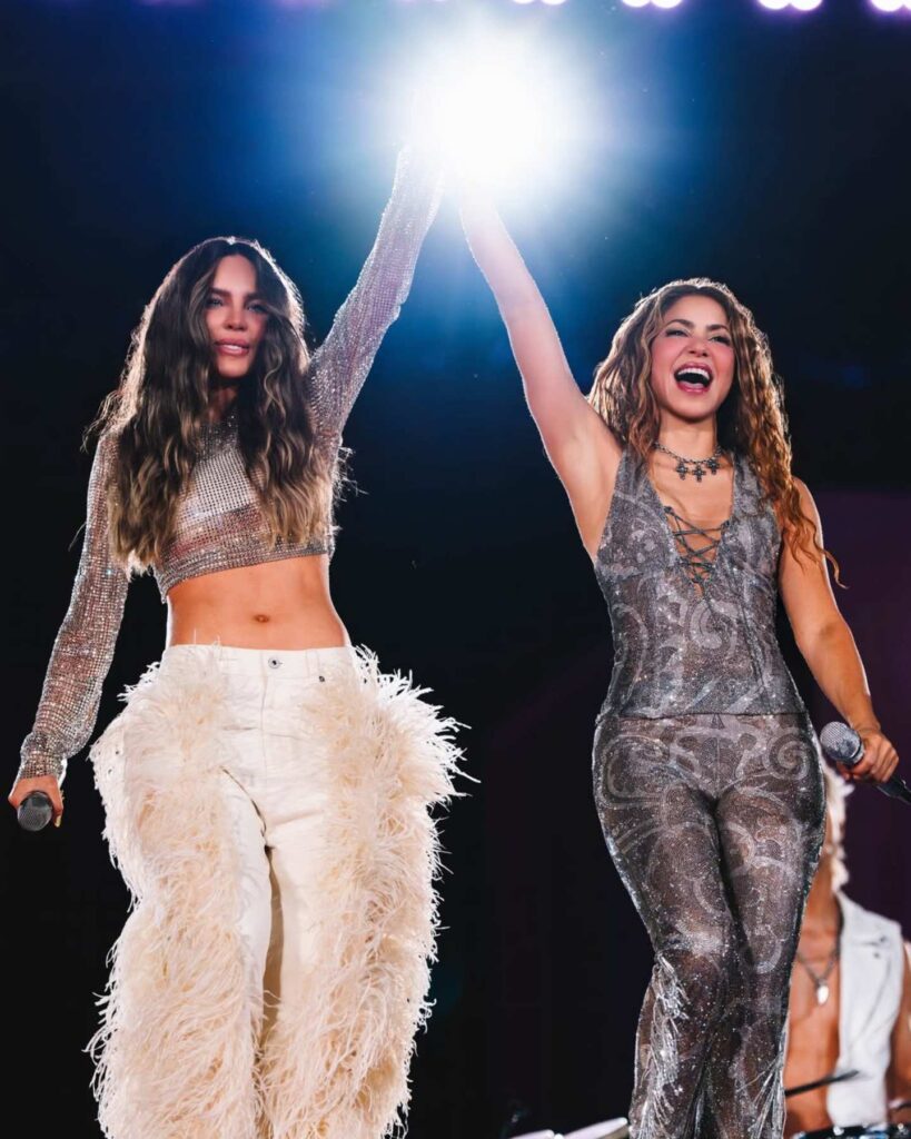 Belinda y Shakira en el escenario