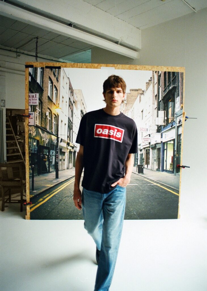 Playera negra con logo de Levi's x Oasis