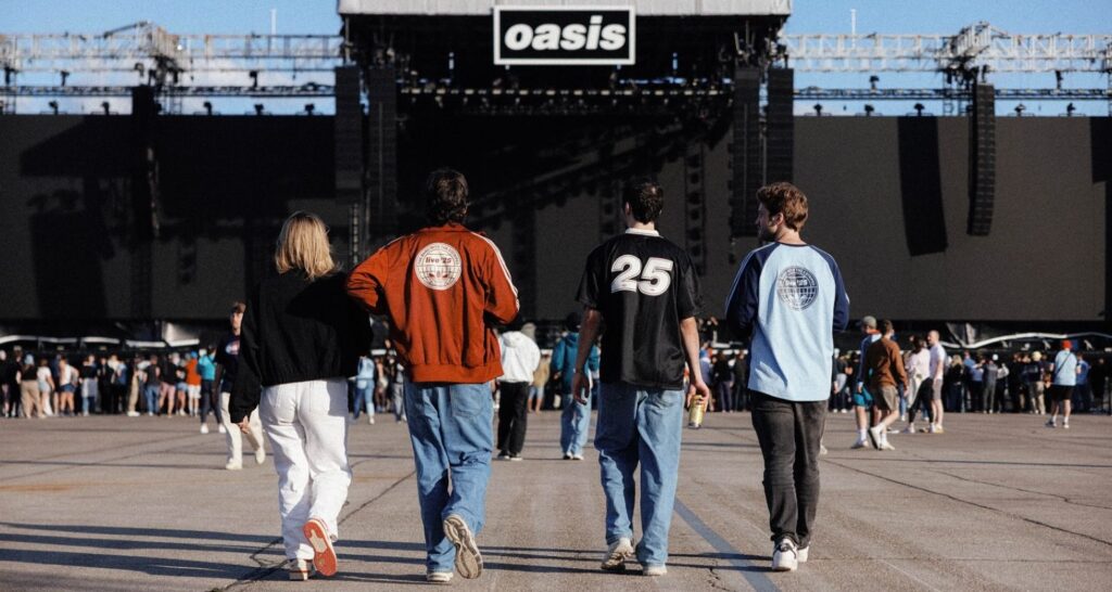 Fans llegando al concierto de Oasis
