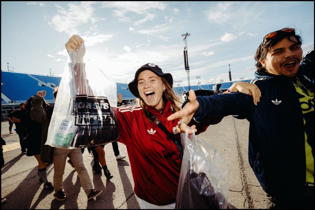 Fans de Oasis con merch