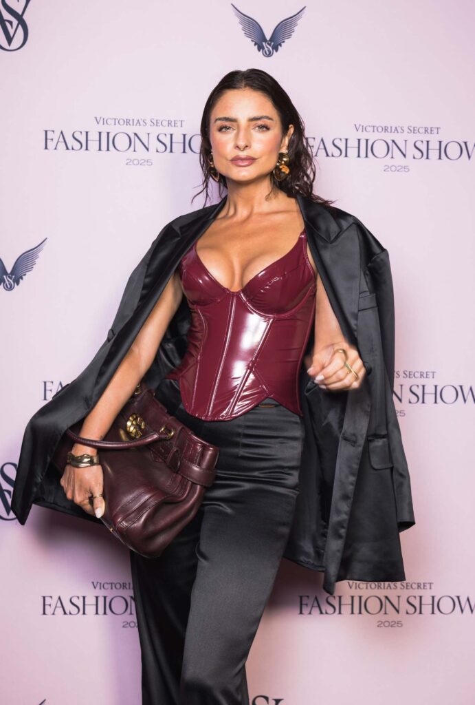 Aislinn Derbez en el Victoria’s Secret Fashion Show 2025