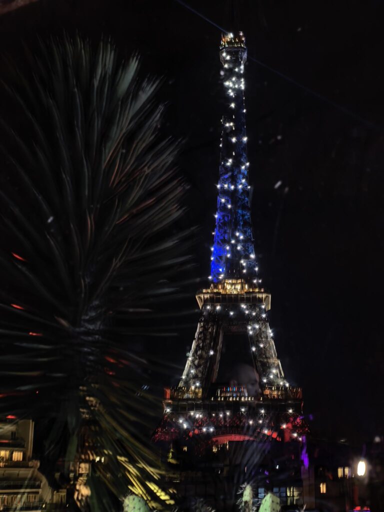 La torre Eiffel iluminada