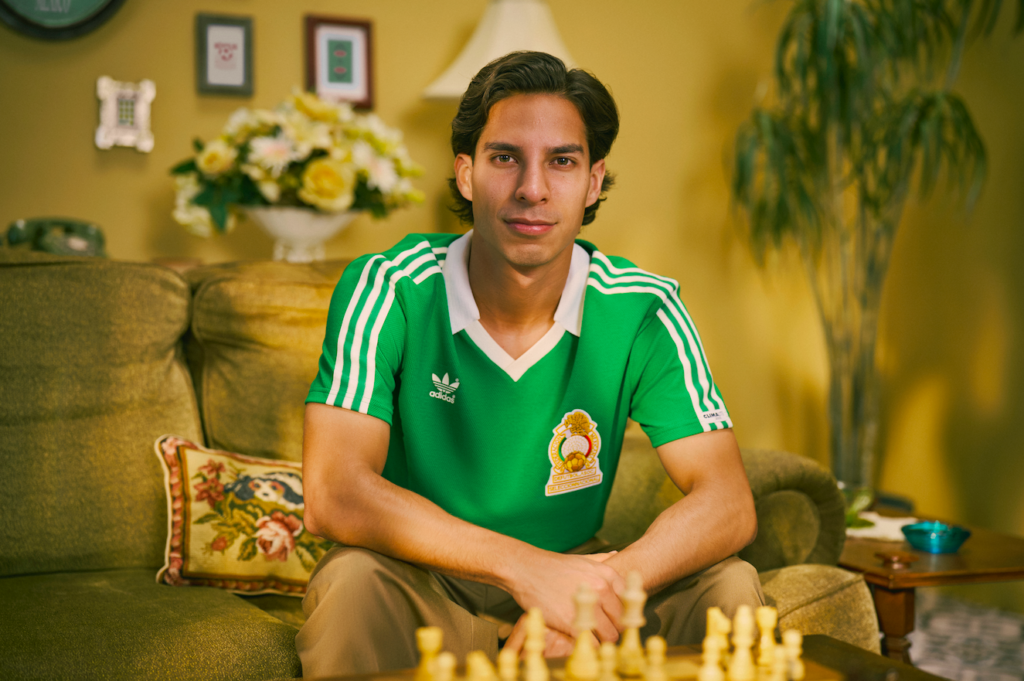 Diego Lainez con la colección Bringbacks