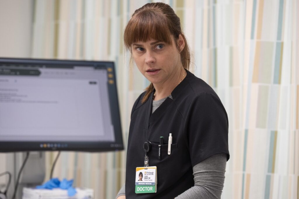 Fiona Dourif como la Dra. McKay