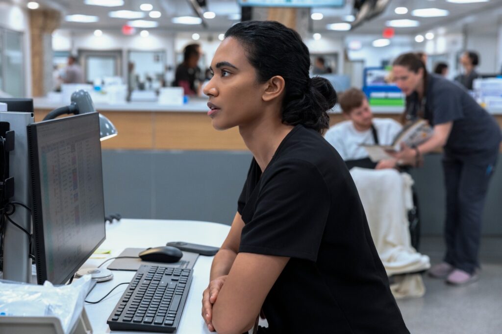 Supriya Ganesh como la Dra. Mohan