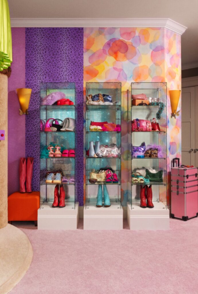 Experiencia Hannah Montana en Airbnb: armario, playa y música