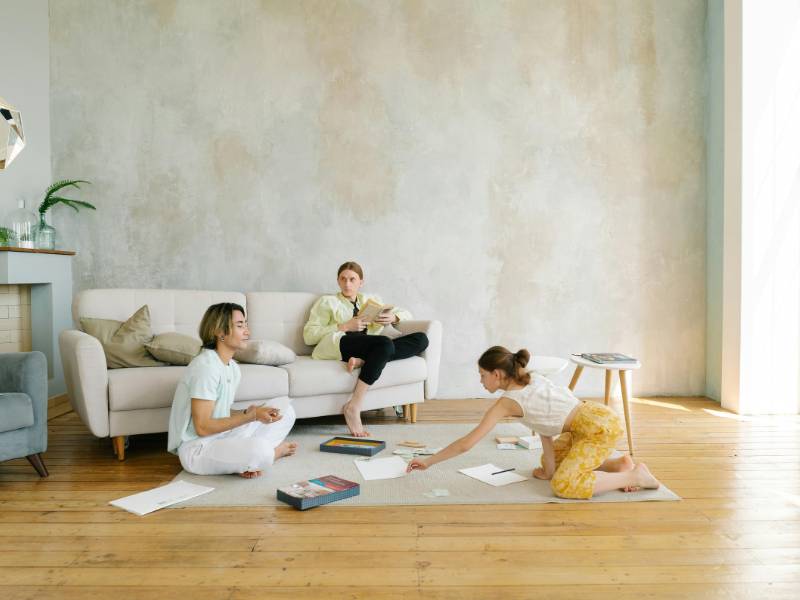 amigas sentadas en una habitación