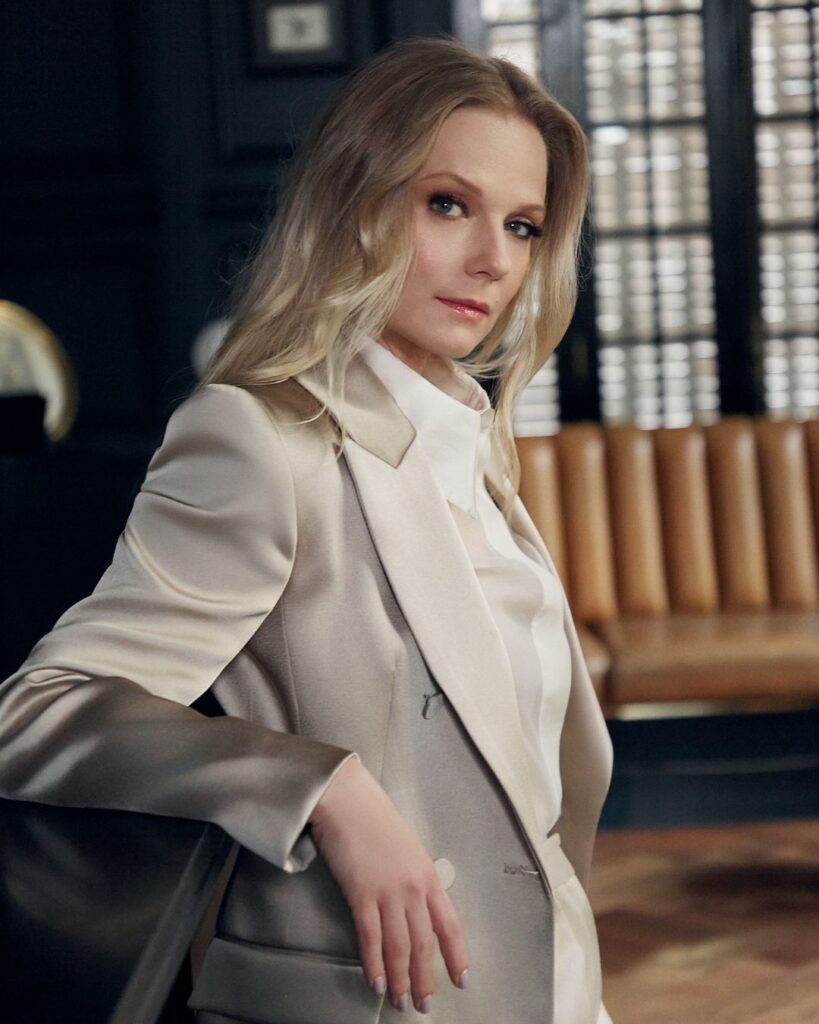 Ana Layevska Santita
