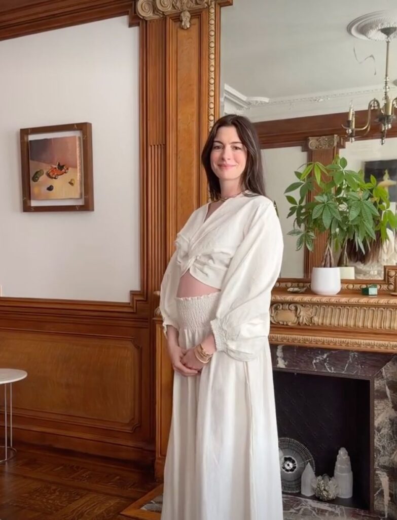 Anne Hathaway está embarazada de su tercer hijo a los 43 años