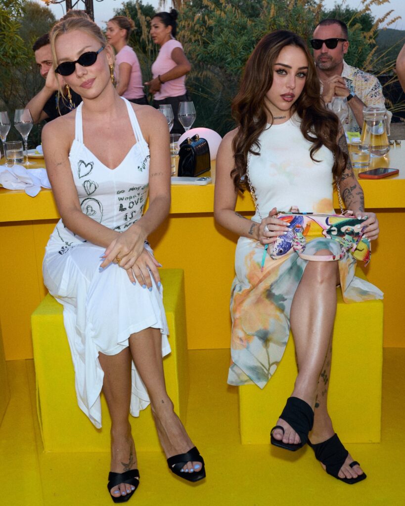 Ester Exposito y Nicki Nicole en Ibiza