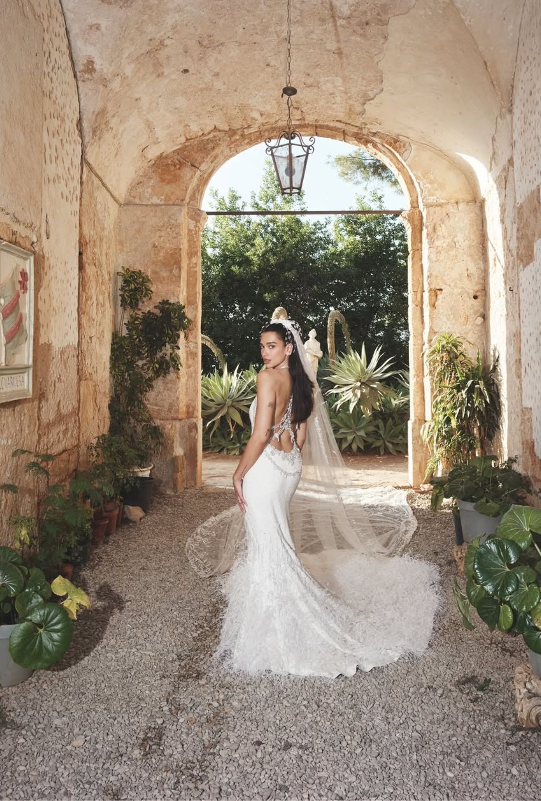 Plumas, cristales y haute couture: El vestido de novia Chanel que usó Dua Lipa