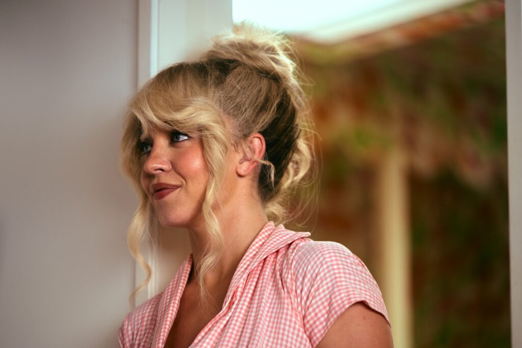 Sydney Sweeney como Cassie Howard