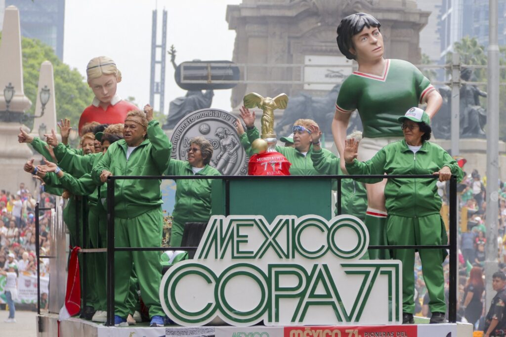 Las pioneras de 1971 en el Desfile Mundialista