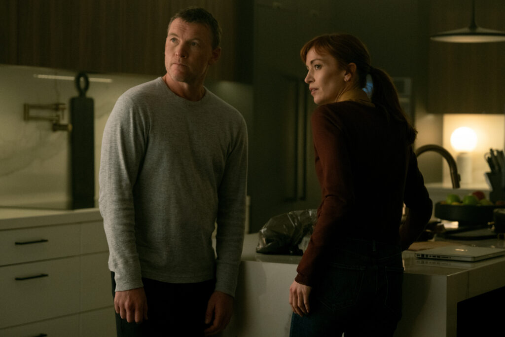 Sam Worthington y Britt Lower