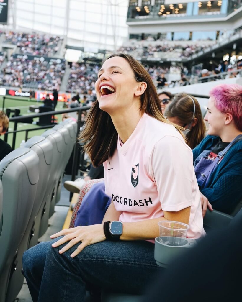 Jennifer Garner en un partido de futbol
